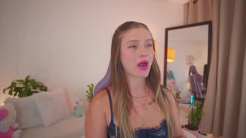 Snapshot of roxie_gates chatting on 29, 6, 2026 R O X I E online show from 29, 6, 2026