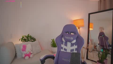 Snapshot of roxie_gates chatting on 4, 7, 2026 R O X I E online show from 4, 7, 2026