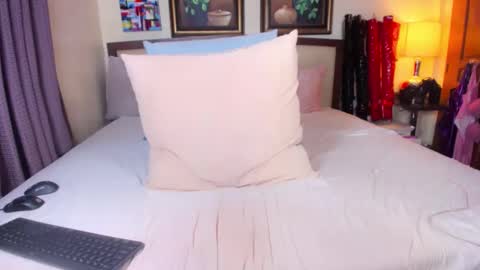 Snapshot of roxiets chatting on 10, 10, 2025 roxie online show from 10, 10, 2025