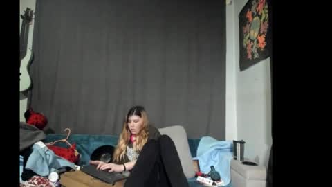 roxihazeleyes online show from 19, 12, 2025