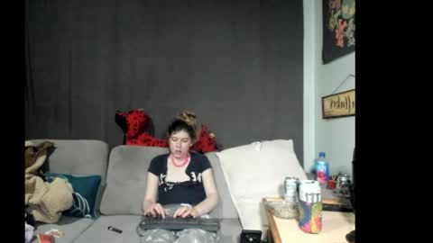 roxihazeleyes online show from 8, 6, 2026