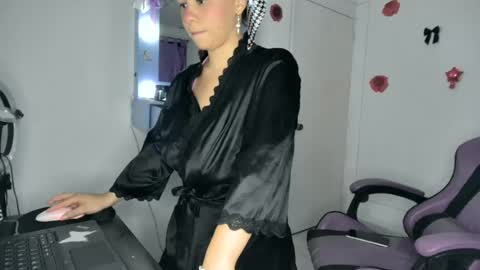 Snapshot of roxy_lu_07 chatting on 24, 6, 2026 Roxy online show from 24, 6, 2026