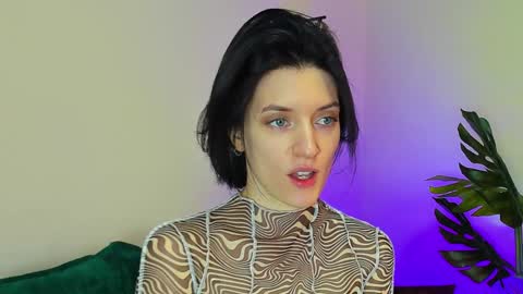 roxy_riot_ online show from 1, 2, 2025