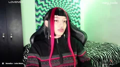 Roxy Independient model Help me to reach 50 thumbs up online show from 7, 3, 2025