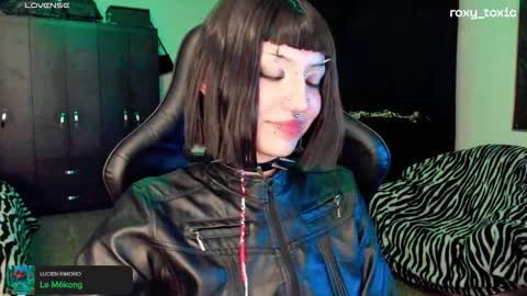 Roxy Independient model Help me to reach 50 thumbs up online show from 15, 10, 2025