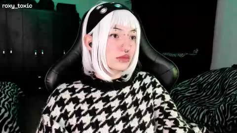 Roxy Independient model Help me to reach 50 thumbs up online show from 19, 11, 2025