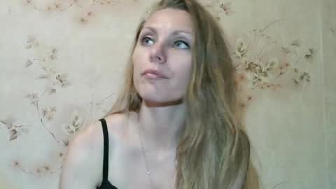 Snapshot of roxyfox18x01 chatting on 10, 7, 2026 roxyfox18x01 online show from 10, 7, 2026
