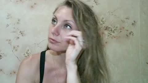 Snapshot of roxyfox18x01 chatting on 4, 8, 2026 roxyfox18x01 online show from 4, 8, 2026