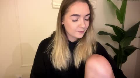 Snapshot of roxysweetdream chatting on 2, 6, 2026 Roxy online show from 2, 6, 2026