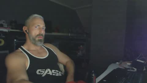 Chico que rico Caliente online show from 6, 1, 2025