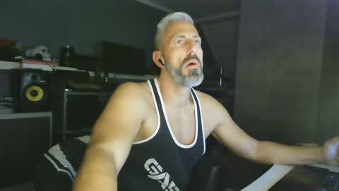 Chico que rico Caliente online show from 18, 1, 2025