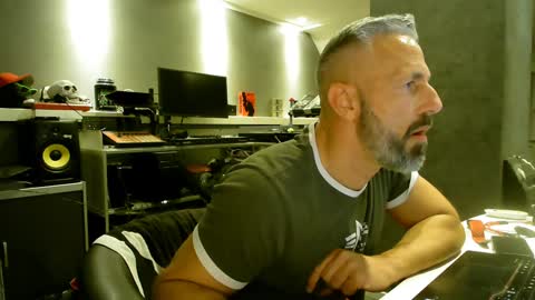 Chico que rico Caliente online show from 7, 2, 2025