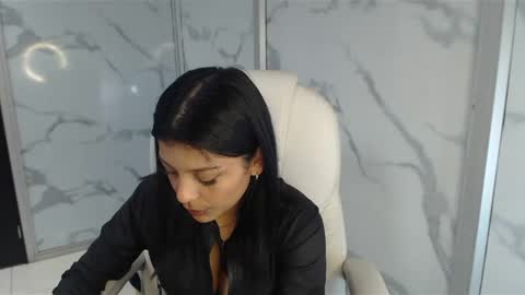 salmaportman_ online show from 5, 2, 2025
