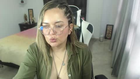 Snapshot of samy_vsn chatting on 4, 2, 2025 samy_vsn online show from 4, 2, 2025