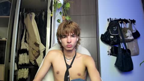 Snapshot of santy_kitty chatting on 30, 1, 2025 kitty online show from 30, 1, 2025