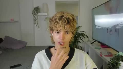 Snapshot of santy_kitty chatting on 20, 10, 2025 kitty online show from 20, 10, 2025