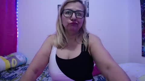 Snapshot of sara211 chatting on 6, 3, 2025 sara online show from 6, 3, 2025