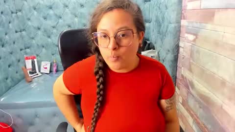 sara_thonson_ online show from 8, 5, 2026