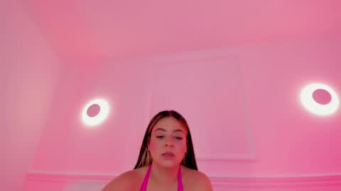 Sarah Bonneth online show from 5, 5, 2026