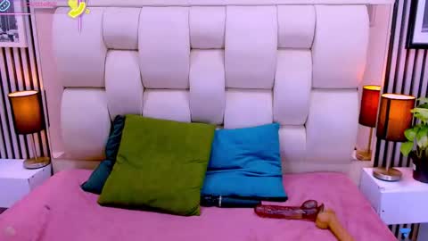 Snapshot of sarah_cream chatting on 18, 12, 2025 Sarah online show from 18, 12, 2025