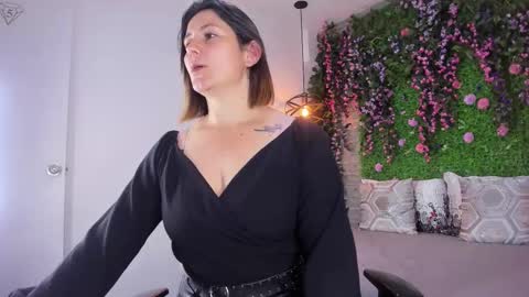 Sarah Deyvis online show from 6, 3, 2026