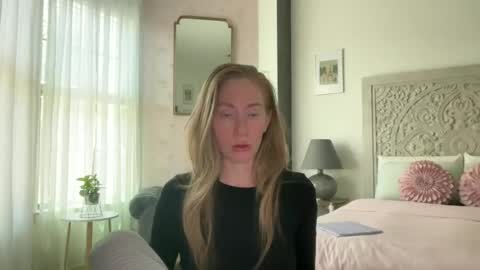 Snapshot of sarahgiroux86 chatting on 10, 7, 2026 Sarah online show from 10, 7, 2026