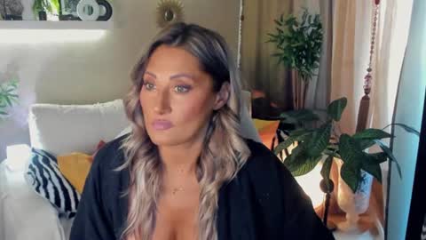 Snapshot of sarahholly chatting on 2, 8, 2026 Divine Sarah NONUDE model online show from 2, 8, 2026