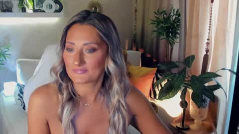 Snapshot of sarahholly chatting on 3, 8, 2026 Divine Sarah NONUDE model online show from 3, 8, 2026