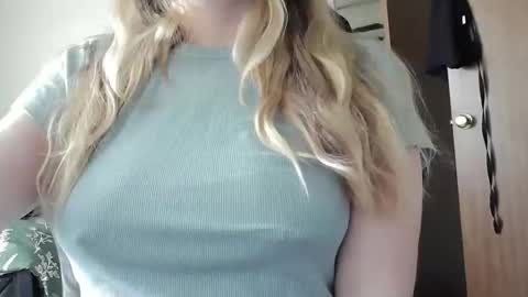 Snapshot of sarahmummy chatting on 18, 3, 2026 Sarah online show from 18, 3, 2026