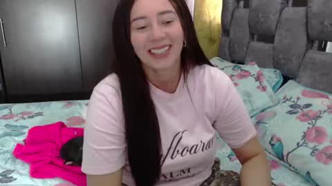 Snapshot of sarahott_1 chatting on 8, 7, 2026 Lia online show from 8, 7, 2026