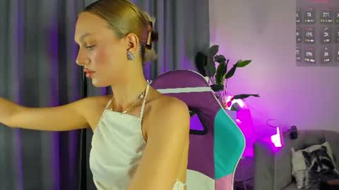 Snapshot of sarilit chatting on 10, 8, 2026 Your Selena 3 online show from 10, 8, 2026