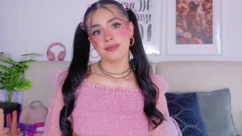 Snapshot of saritabratz chatting on 6, 5, 2026 Sara online show from 6, 5, 2026