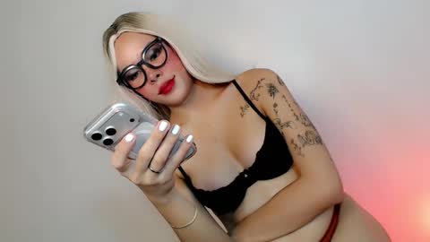 Snapshot of sassy_tiffanie chatting on 11, 11, 2025 Tiffanie online show from 11, 11, 2025