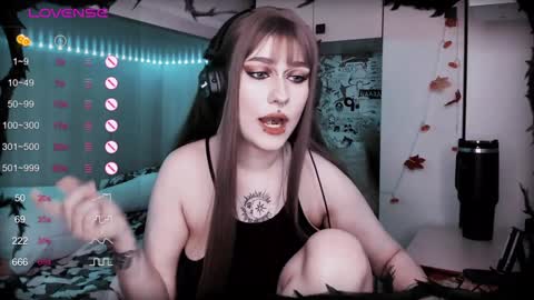 pronoun she. name Mary. age 21. online show from 5, 2, 2025