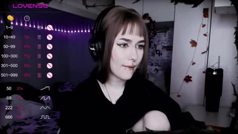 pronoun she. name Mary. age 21. online show from 9, 2, 2025