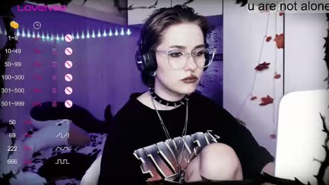 pronoun she. name Mary. age 21. online show from 14, 2, 2025