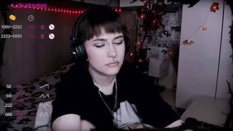 pronoun she. name Mary. age 21. online show from 18, 2, 2025