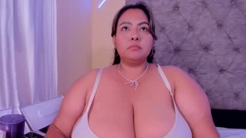Snapshot of scarleet_boobs chatting on 16, 4, 2026 camila online show from 16, 4, 2026