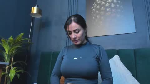 Scarlet Edwars online show from 11, 11, 2025