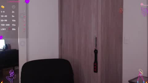 Scarlett Thumb up please help me 100 its important online show from 11, 11, 2025