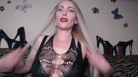 Snapshot of secoiya chatting on 28, 4, 2026 Emily online show from 28, 4, 2026