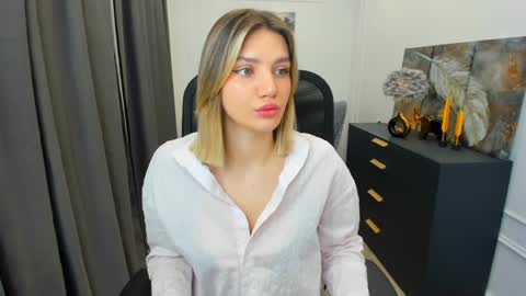 selenaemoore online show from 29, 3, 2026