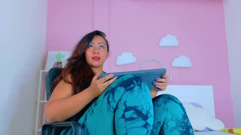 Snapshot of selenegibson__ chatting on 11, 5, 2026 SELENE GIBSON online show from 11, 5, 2026