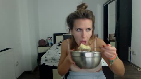 Snapshot of sellena_angels chatting on 2, 2, 2025 sellena_angels online show from 2, 2, 2025