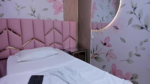 Sophie     online show from 1, 12, 2025