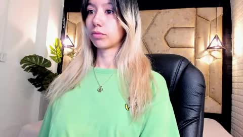 Snapshot of serene_waves chatting on 26, 5, 2026 Serene online show from 26, 5, 2026