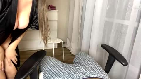 Snapshot of sexmoon11 chatting on 11, 12, 2024 My name is Mia whats yours online show from 11, 12, 2024