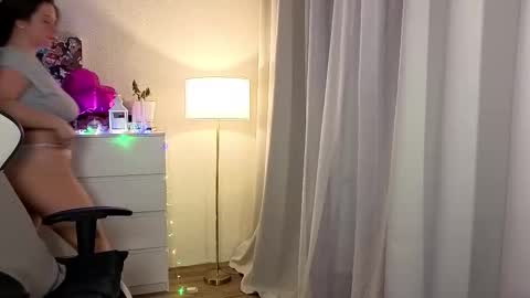 Snapshot of sexmoon11 chatting on 18, 12, 2025 My name is Mia whats yours online show from 18, 12, 2025