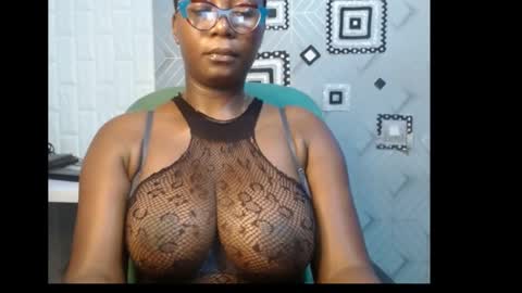 Snapshot of sexy_pearl12 chatting on 7, 1, 2025 zoe online show from 7, 1, 2025