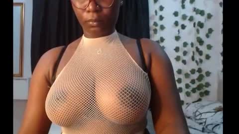 Snapshot of sexy_pearl12 chatting on 10, 9, 2025 zoe online show from 10, 9, 2025